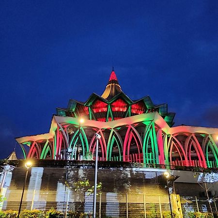 Riverbank Suites Kuching Waterfront Экстерьер фото