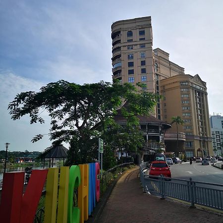 Riverbank Suites Kuching Waterfront Экстерьер фото