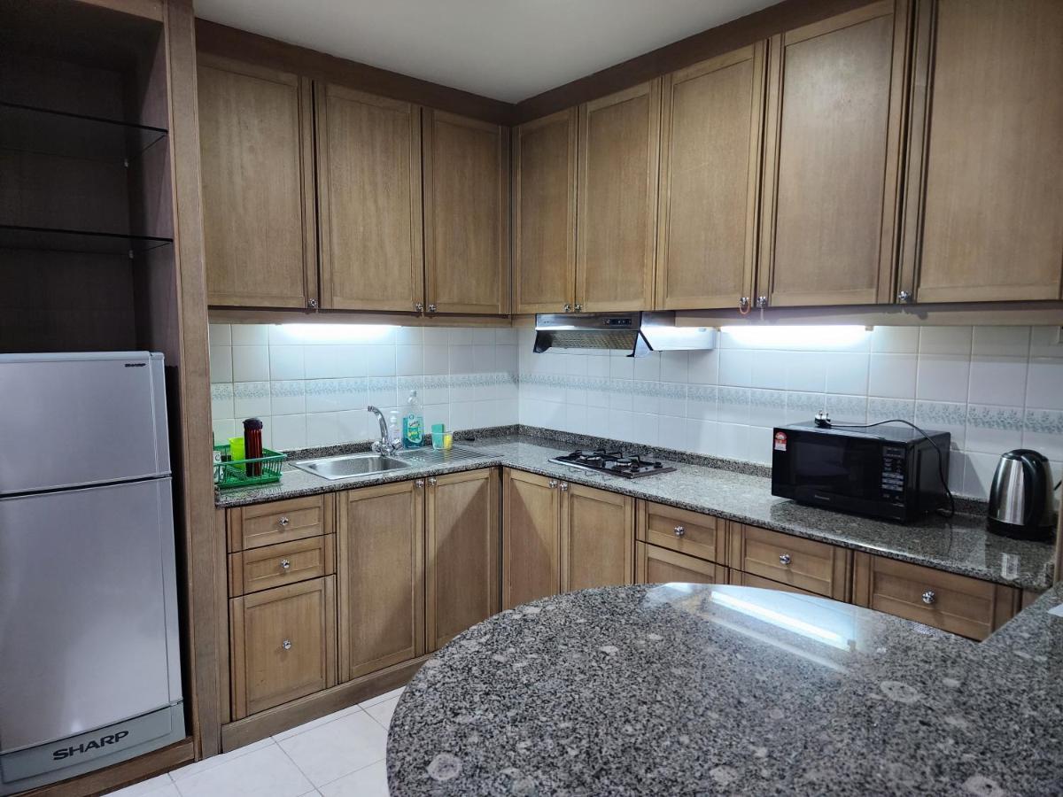 Riverbank Suites Kuching Waterfront Экстерьер фото