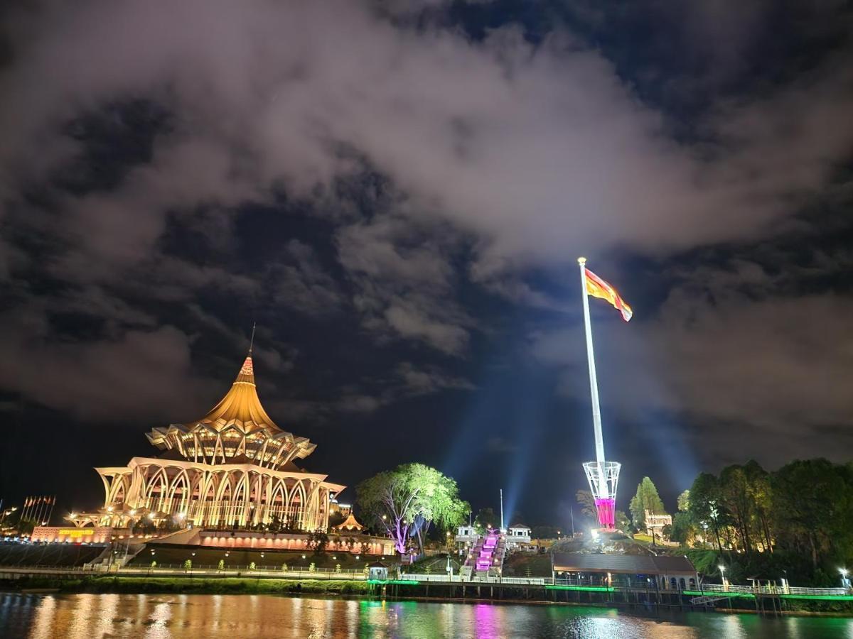 Riverbank Suites Kuching Waterfront Экстерьер фото