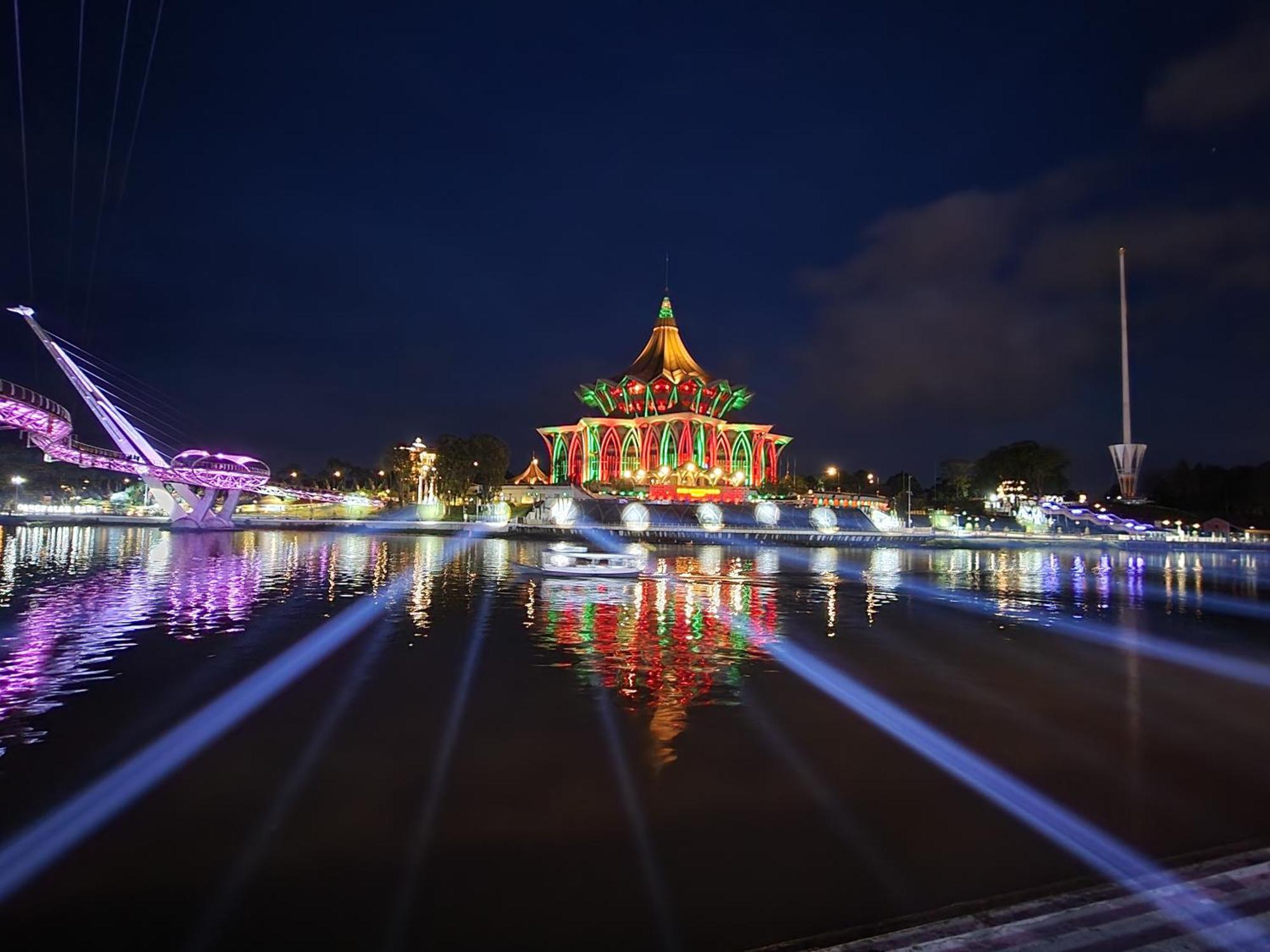 Riverbank Suites Kuching Waterfront Экстерьер фото