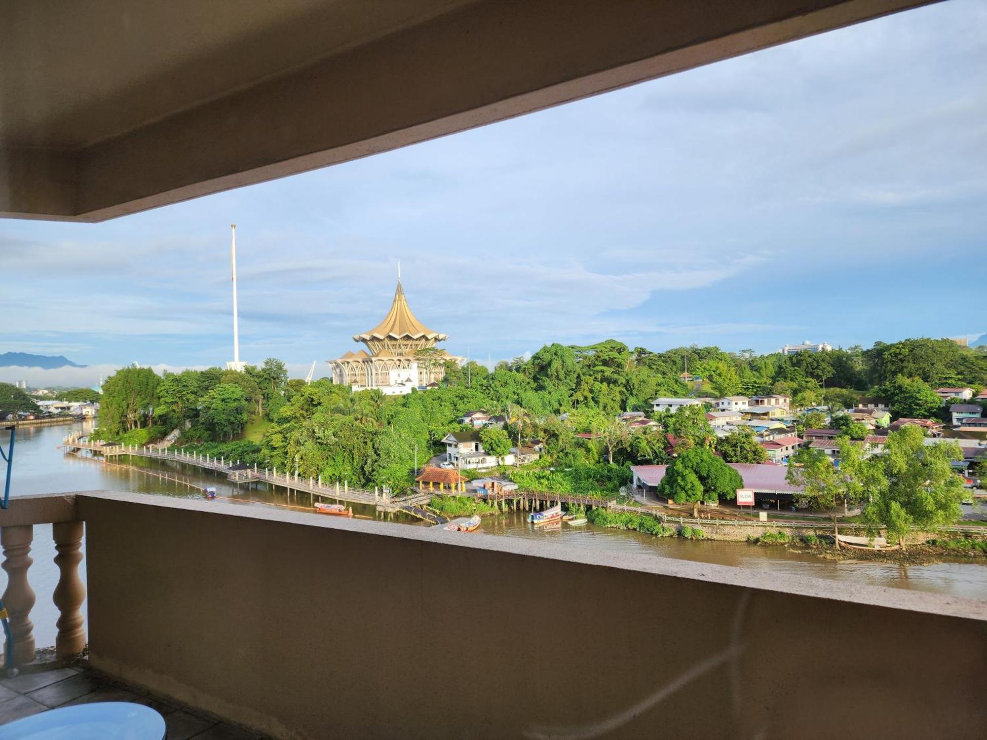 Riverbank Suites Kuching Waterfront Экстерьер фото
