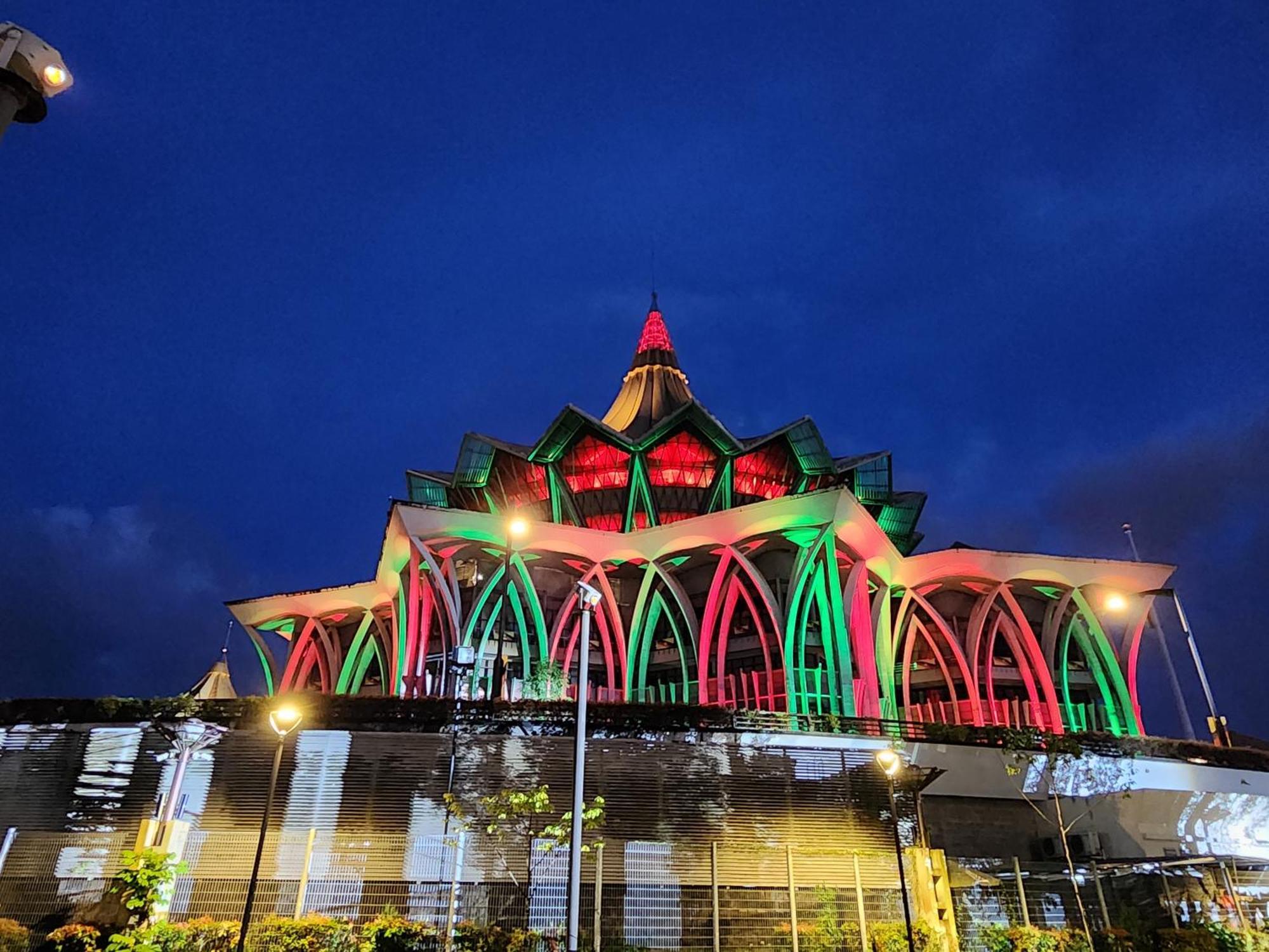 Riverbank Suites Kuching Waterfront Экстерьер фото