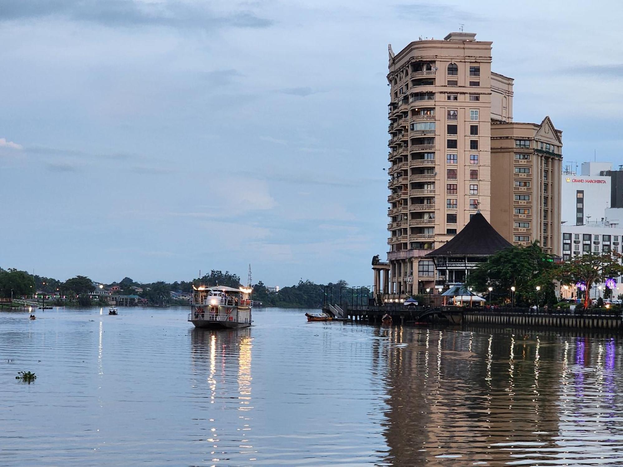 Riverbank Suites Kuching Waterfront Экстерьер фото