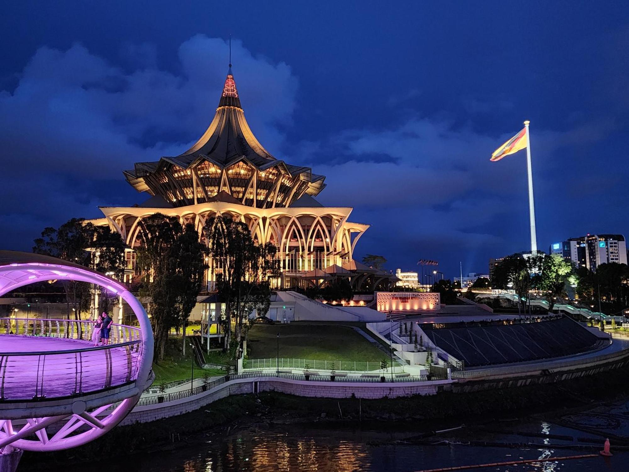 Riverbank Suites Kuching Waterfront Экстерьер фото